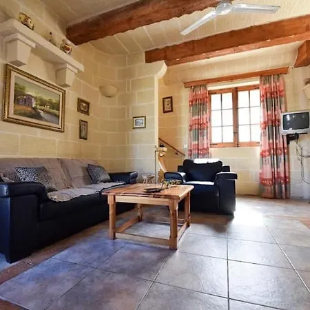 4 Bedroom Holiday With Private Pool Case de vacanță *