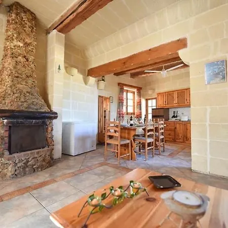 4 Bedroom Holiday With Private Pool بيت للعطل