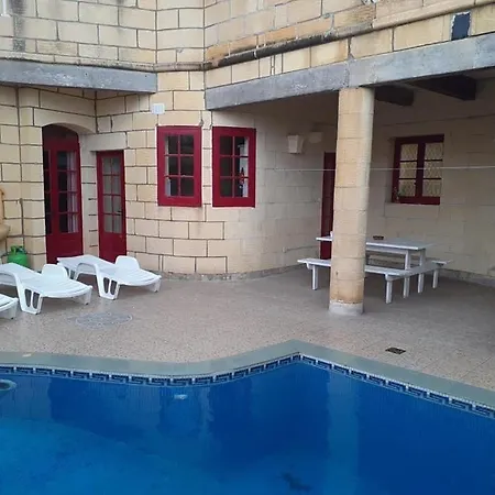 4 Bedroom Holiday With Private Pool Holiday home Il-Pergla