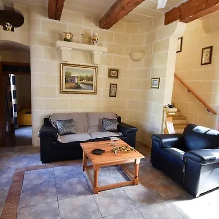 بيت للعطل 4 Bedroom Holiday With Private Pool Il-Pergla