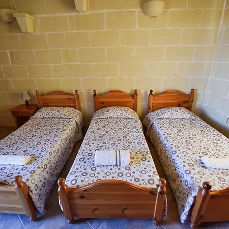 4 Bedroom Holiday With Private Pool *