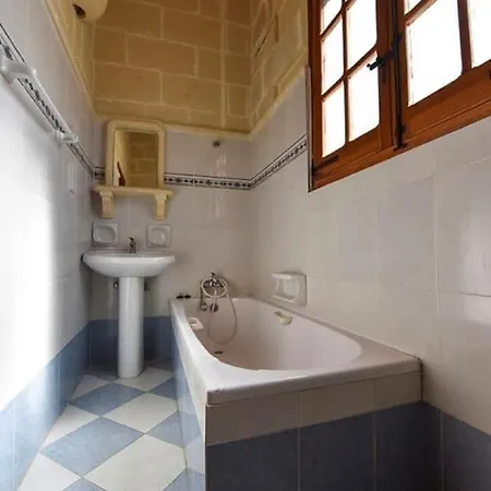 بيت للعطل 4 Bedroom Holiday With Private Pool *