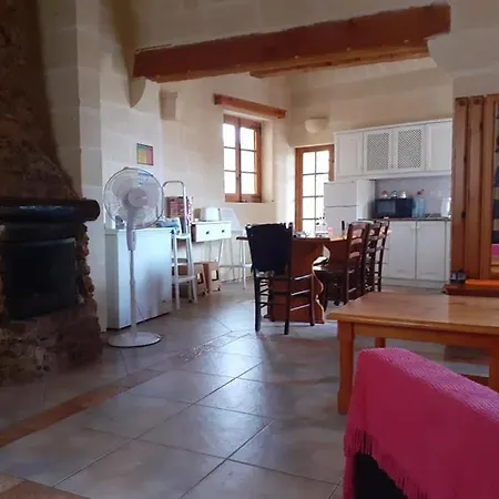 Casa vacanze 4 Bedroom Holiday With Private Pool Il-Pergla